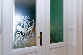 Filip Palace Luxurious Apartment