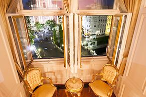 Filip Palace Luxurious Apartment