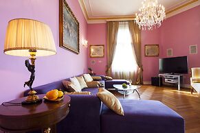 Filip Palace Luxurious Apartment