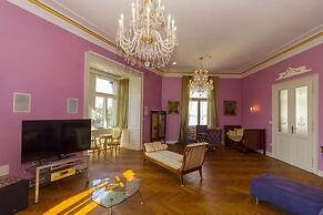 Filip Palace Luxurious Apartment
