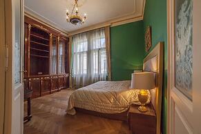 Filip Palace Luxurious Apartment