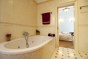 Filip Palace Luxurious Apartment