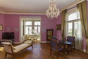 Filip Palace Luxurious Apartment