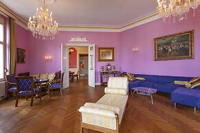 Filip Palace Luxurious Apartment