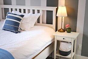 Vancouver West Cozy Retreat by Host Launch