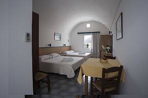 Sunrise Studios in Perissa