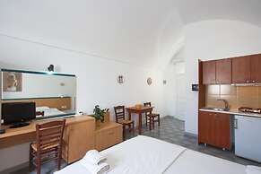 Sunrise Studios in Perissa