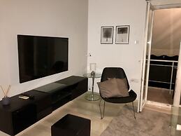 Renovated minimal aptm next to metro