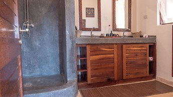 Raha Lodge