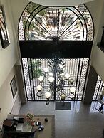 Hotel El Lago Inn