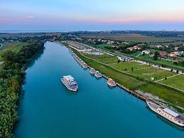 Marina Azzurra Resort
