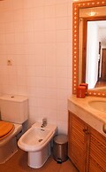 Quiet and Sunny central Lisbon apartment