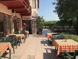 Zsanett Hotel