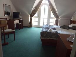 Zsanett Hotel