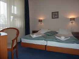 Zsanett Hotel
