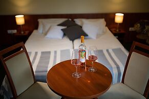 Zsanett Hotel