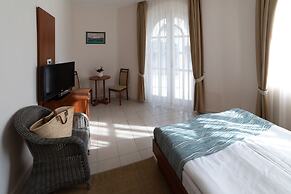 Zsanett Hotel
