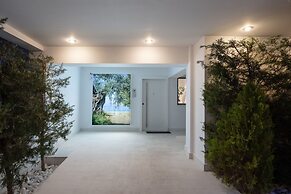 Crystal Green Signature Condos Glyfada