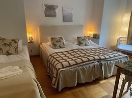 Ewa & Maude Hotel