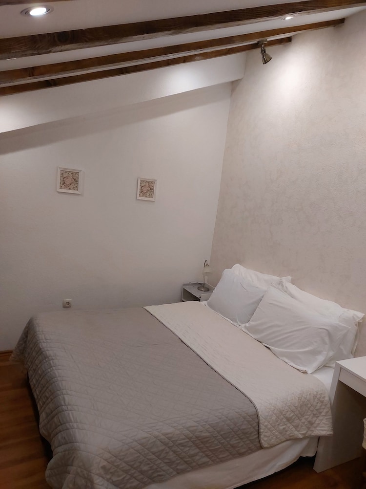 Apt Lavender on Nincevica St-1 BR Apt