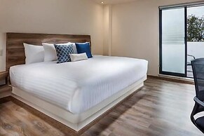 ROOM Hotel & Suites