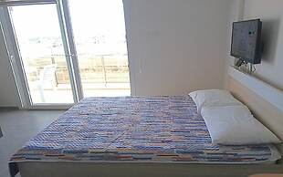 Studio Apartment at Longbeach