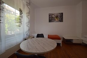 AB Apartment 82