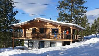 Beautiful Log Chalet Near Fernie, BC