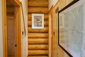 Beautiful Log Chalet Near Fernie, BC