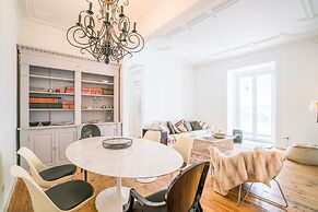 Estrela Neoclassical Apt River View