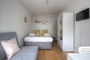 R2 Medium Studio