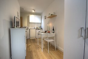 R2 Medium Studio