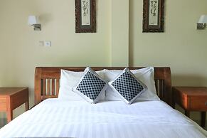 Surfaris Inn on Poppies 2