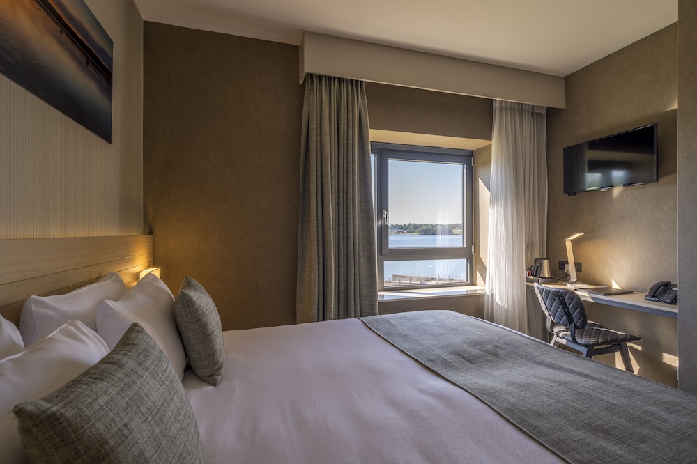 Golden Lakes Hotel
