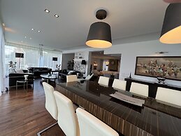 The Lake Villa Mountains & Sea view