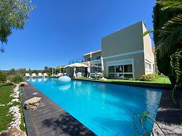 The Lake Villa Mountains & Sea view