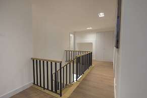 High Ceiling Duplex Apt Cais do Sodre