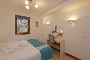 White Lodge Apartments