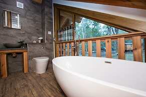 Caledonian Cabin