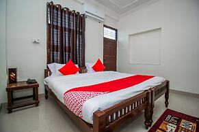 OYO 18272 Hotel Lambodar