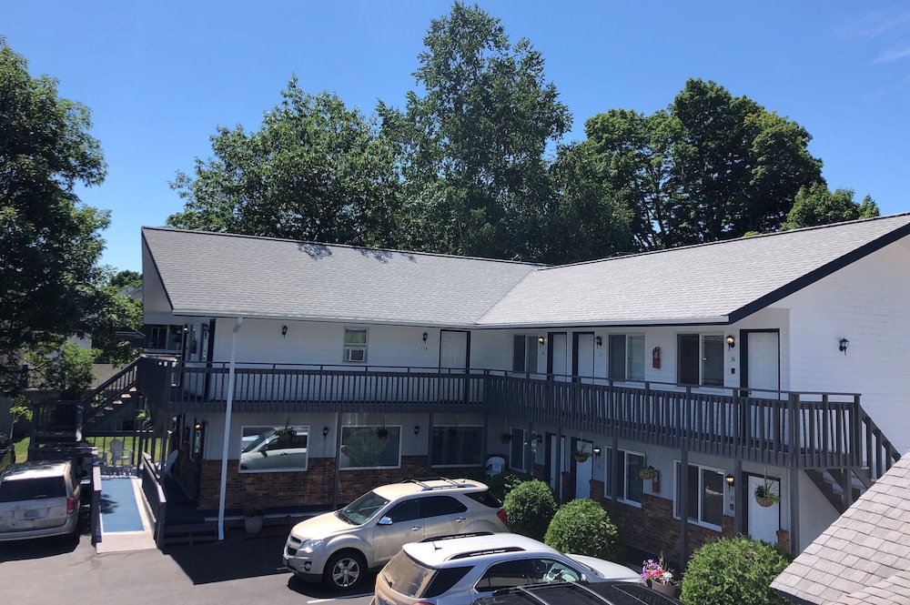 Harbor's Edge Motel