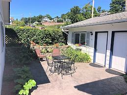 Harbor's Edge Motel