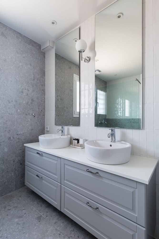 UPSTREET Elegant Luminous 3BD Apt-Kolonaki