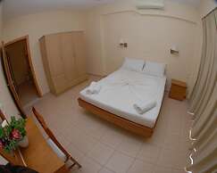 Nikos Hotel and Apartments