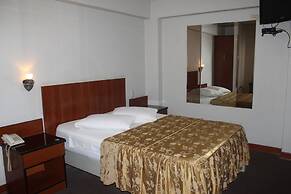Hotel Bond