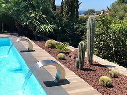 The Address Cassis