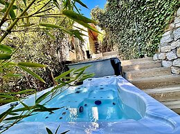 The Address Cassis