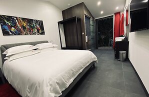 The Address Cassis