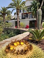 The Address Cassis