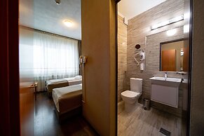 Areo Hotel & Restaurant